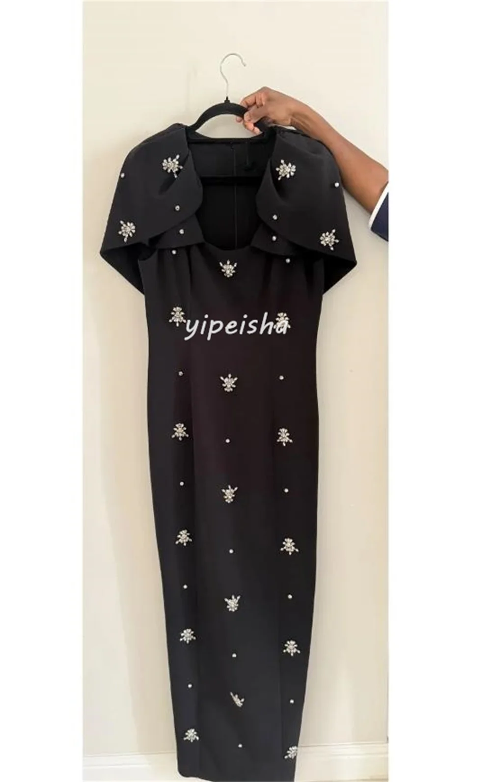 Szyte na miarę eleganckie, wysokiej jakości sukienki wieczorowe z plisami, zdobione dżetami, z prostym kwadratowym dekoltem, długie, dostępne rozmiary, klasyczne.