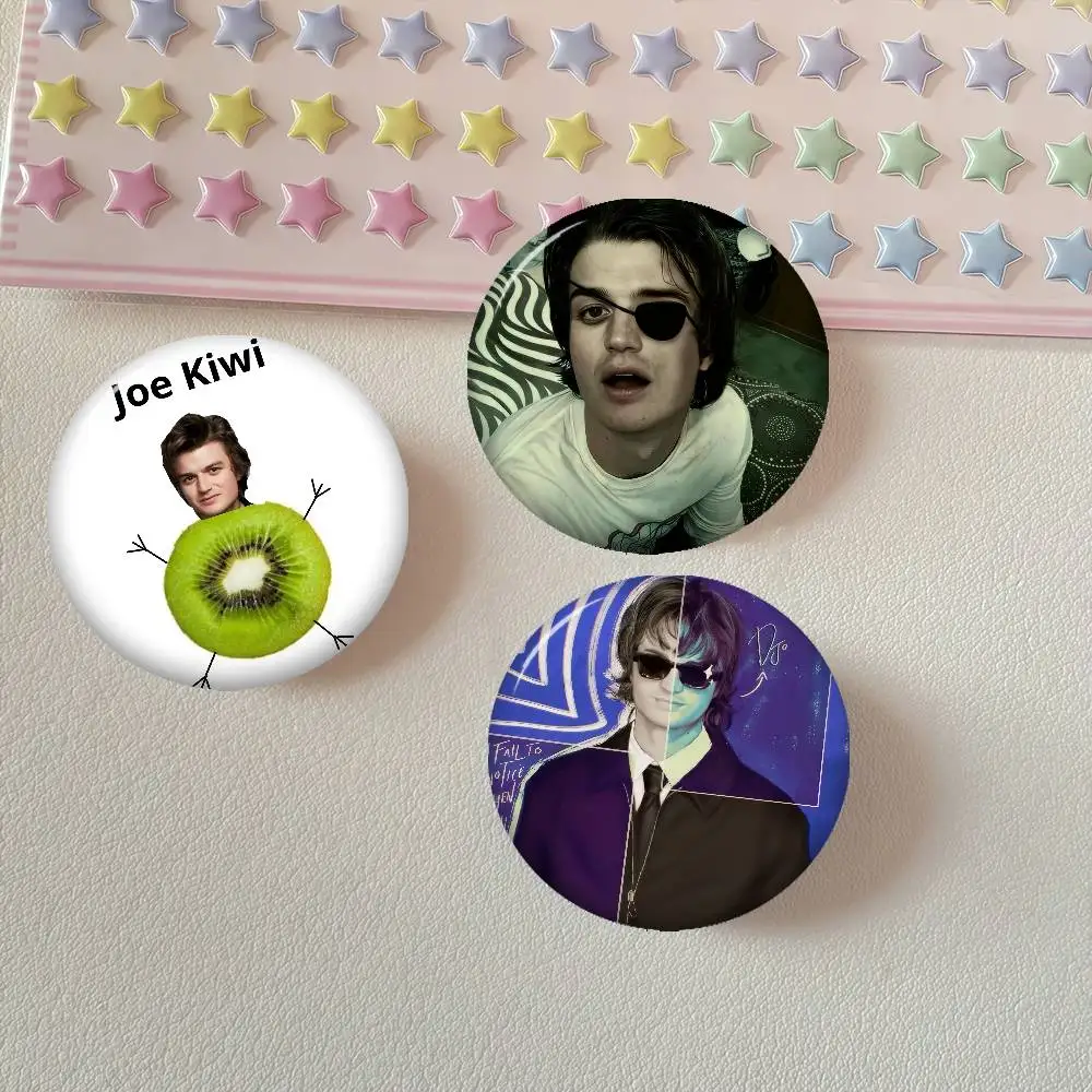 Actor Joe cool Keery  New Brooches Soft Button Pin Funny Silly Gnarpy On A Skateboard Meme Badge Gamer Collection Gifts