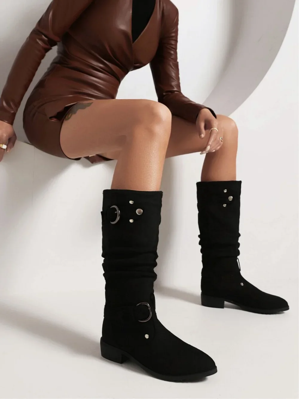 BLXQPYT الركبة أحذية النساء الخريف الشتاء أشار تو فاشون حزام مشبك كعب منخفض الأوسط أنبوب أحذية ركوب الخيل حجم كبير 55 56 57 T999