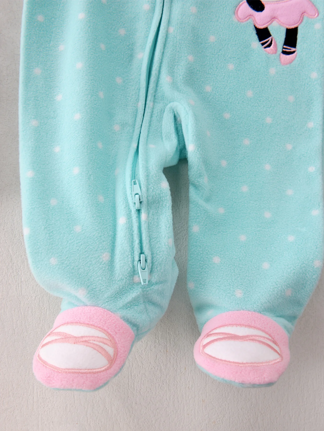 Baby-Mädchen Strampler aus Polarfleece mit Stern-, Blumen- und Tupfenmuster, Cartoon-Stickerei, Füße, Zwei-Wege-Reißverschluss, Warmer Einteiler für Herbst und Winter – Detail 13