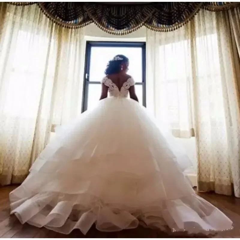 Abiti da sposa personalizzati con volant a strati africani Abiti da sposa con scollo a cuore bianco Maniche ad aletta Cintura con perline Sweep Train Abiti da sposa