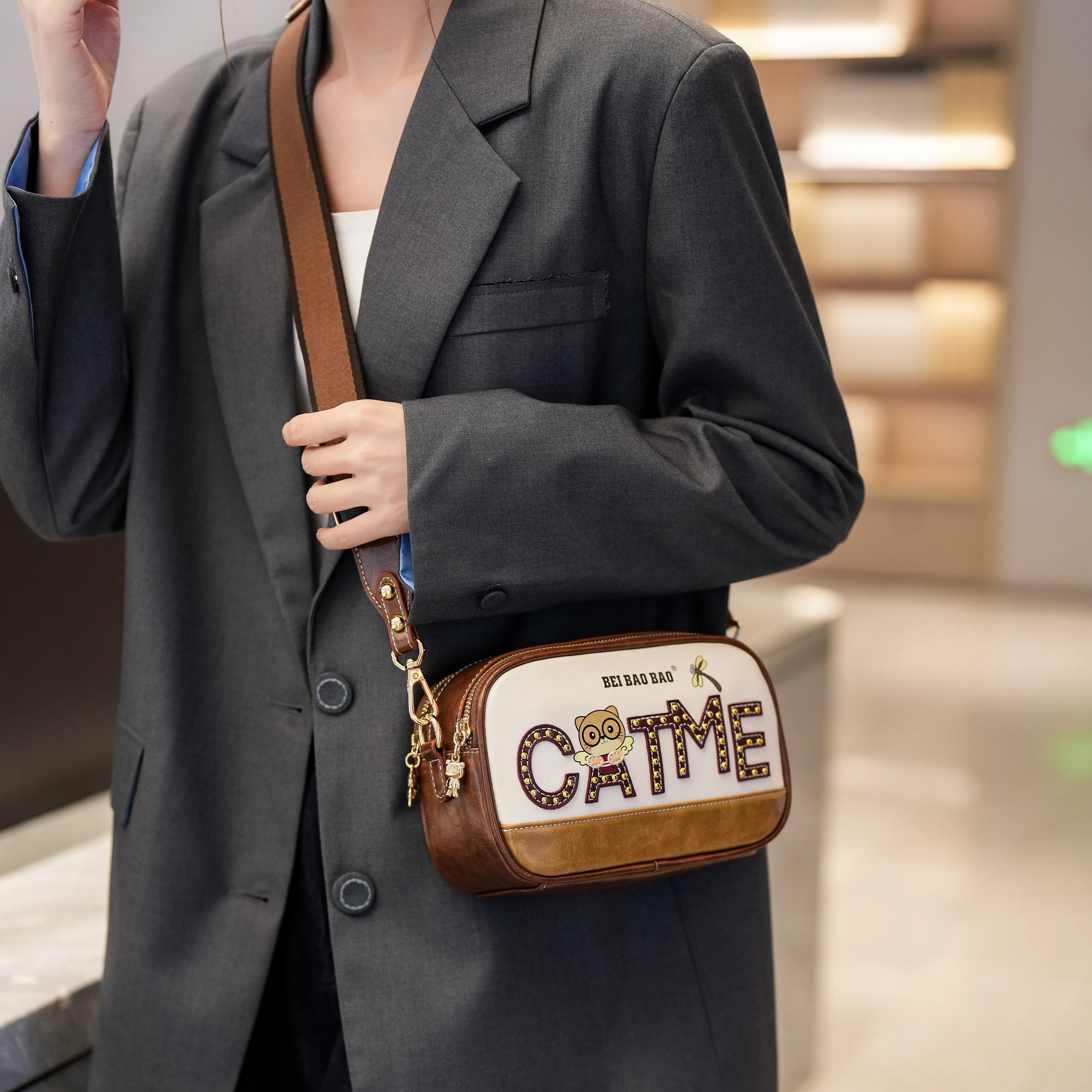 

Модная женская двухслойная косая сумка с заклепками и буквами, маленькая квадратная сумка на одно плечо с толстым ремешком