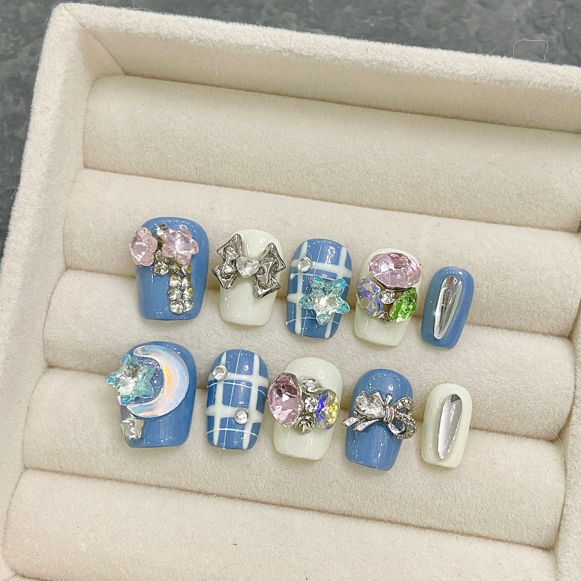 

10pcs Pure Hand Pressed Short Coffin Nail Art,Beautiful Fake Nail,Blue And White Striped,Bow,Star Diamond,Suitable For Women