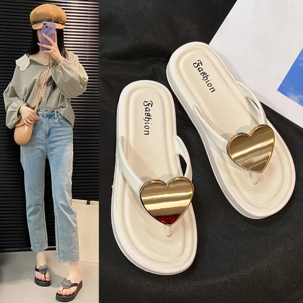 

Элегантные тапочки с открытым носком и металлическим сердечком, нескользящие тапочки на мягкой подошве для женщин, пляжная обувь из ПВХ, морские шлепанцы, сандалии для девочек