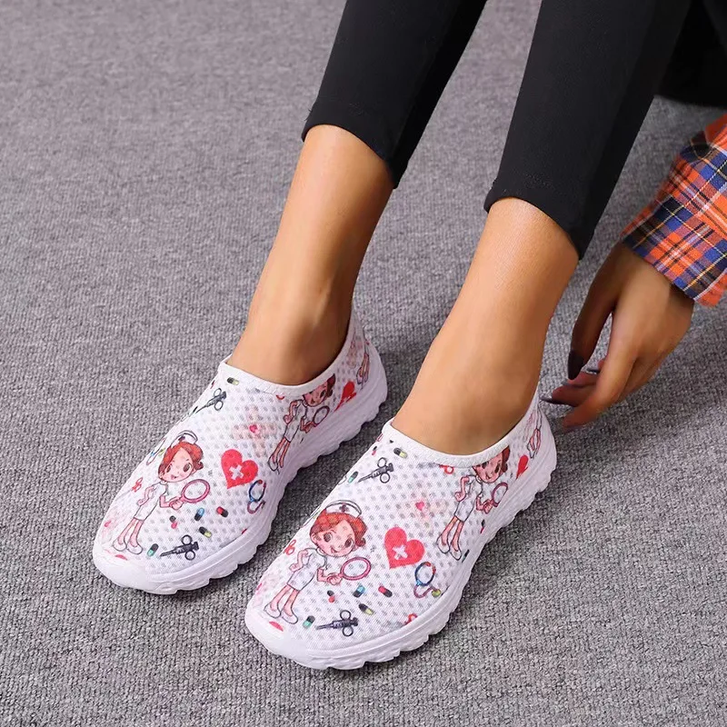 

New Cartoon Nurse Doctor Print Women Sneakers Slip on Light Mesh Shoes Summer Breathable Flats Shoes Zapatos Planos