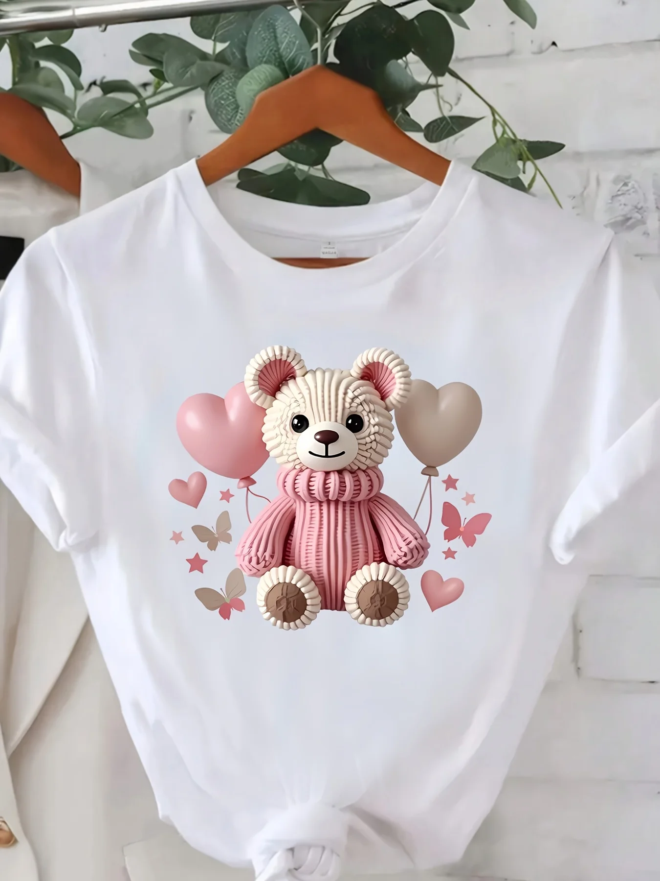 

【0067】Женская футболка больших размеров с круглым вырезом и короткими рукавами, эластичными полурукавами и модными принтами