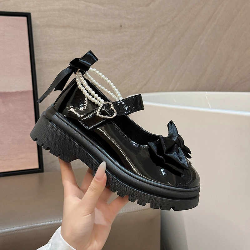 

Туфли Мэри Джейн с узлом-бабочкой и жемчугом, милые милые туфли Лолиты на толстом каблуке, женские туфли из искусственной кожи с круглым носком и средним каблуком