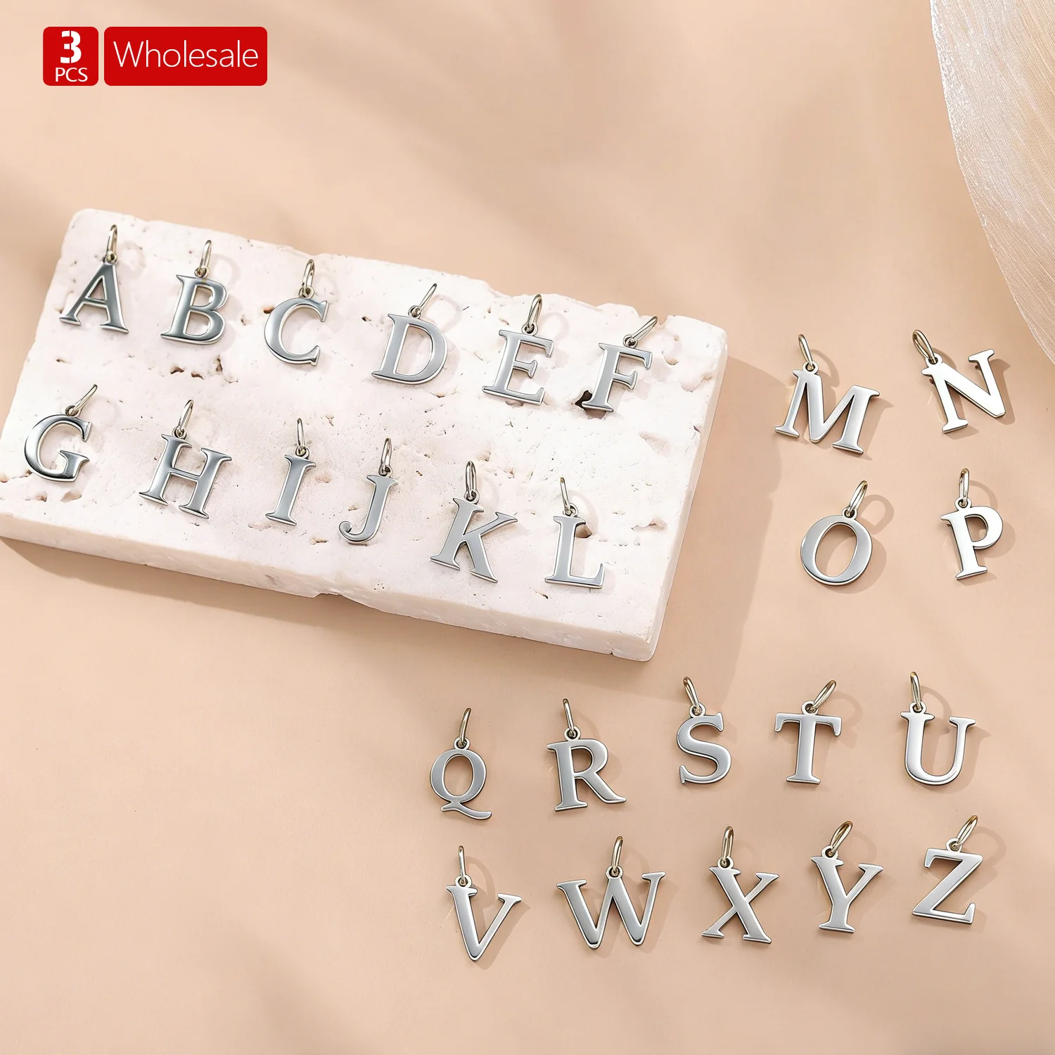 CARLIDANA 3 Stück Neue 26 Buchstaben Anhänger DIY Schmuck Minimalistischer Edelstahl Initial Alphabet Charm für Armband Halskette Geschenk