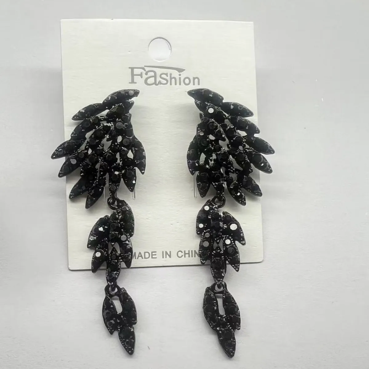 

Fashionable black feather long earrings, elegant bridal earrings, niche high-end women's jewelry