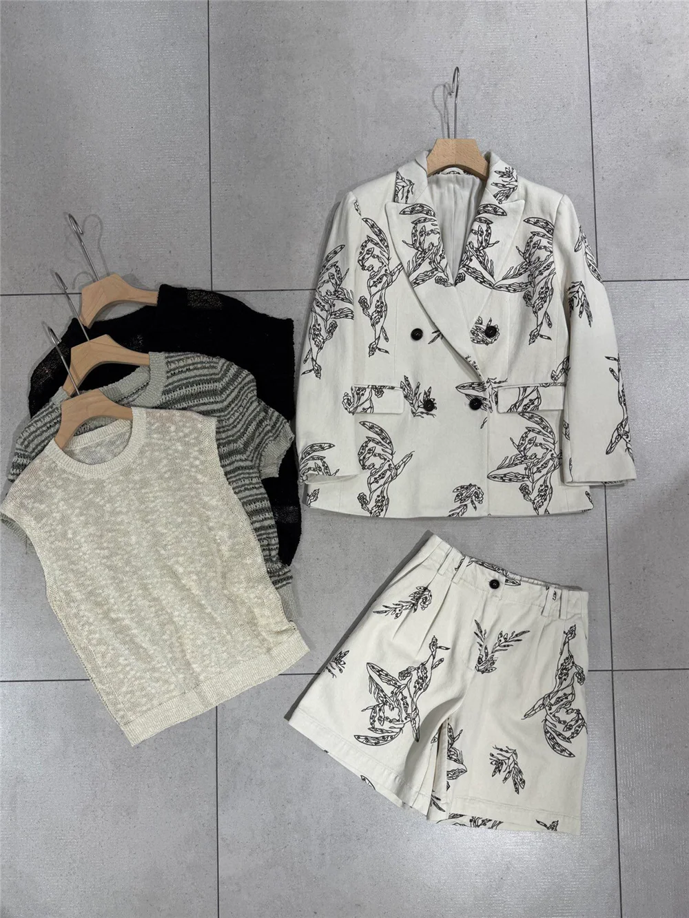 

Women's New Printed Embroidered Blazer and Loose Shorts Two-Piece Set