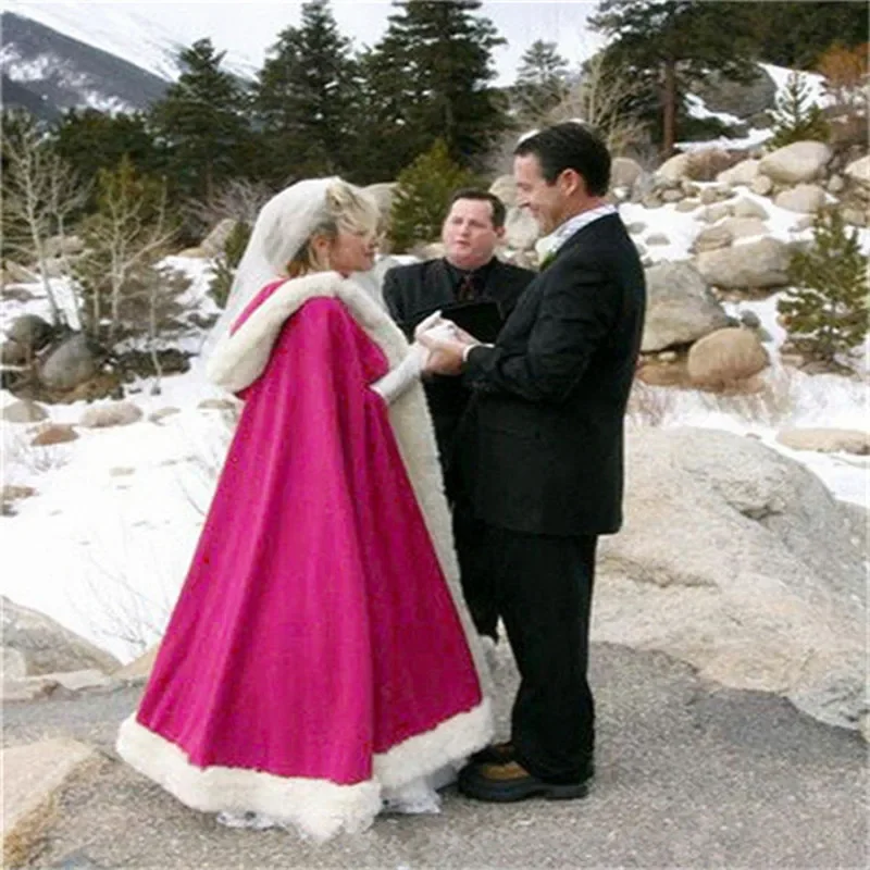 Venta caliente capa nupcial capas de boda con capucha con adorno de piel sintética cálida chaqueta de boda de invierno para adultos envolturas nupciales