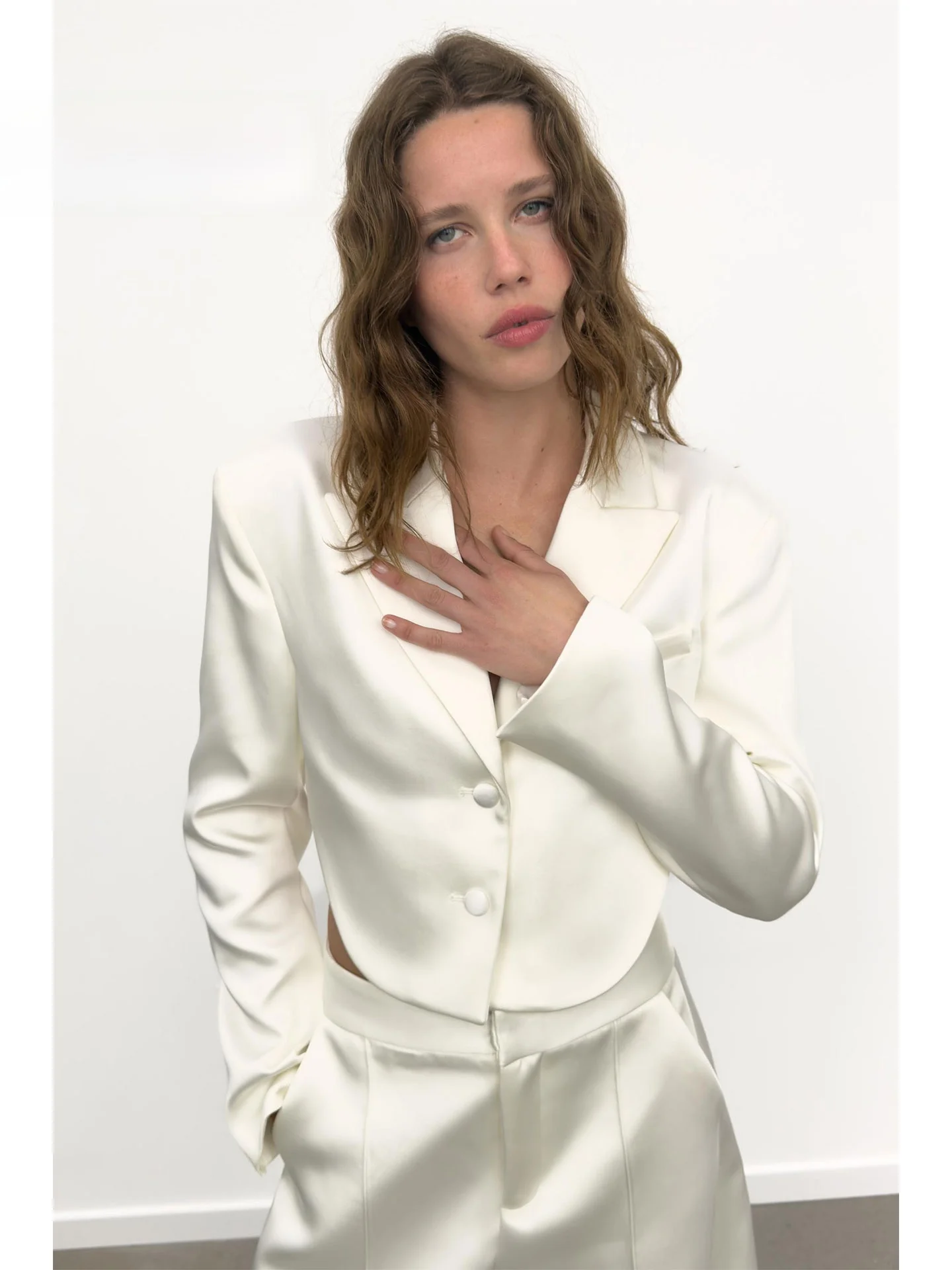 

Summer 2026 Women's Short Tailored Jacket Backless Turn-down Collar Simple Elegance Style Long Sleeve High-End Feeling Coat