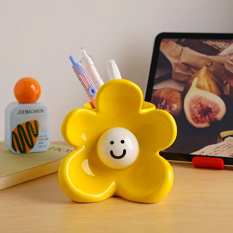Flower-Shaped Smiley Face Ceramic Pen Holder—Office Desk Organizer,Decorative Item,Birthday Gift,Jingdezhen Ceramics