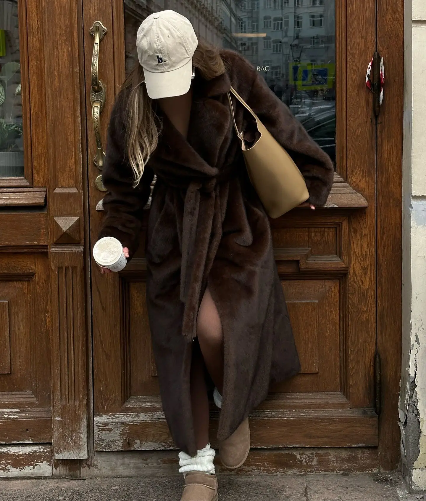 Zekye ارتدي حزامًا، وسترة ماو ماو الدافئة السميكة، ومعطف ممتد.