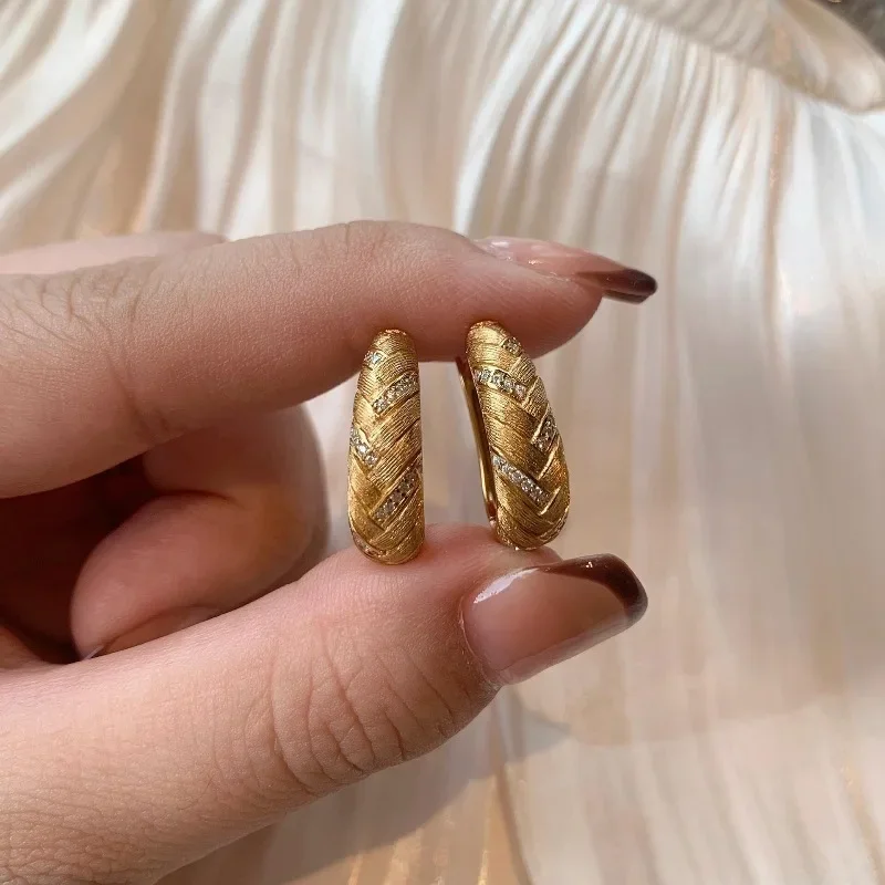 

Vintage dazzling brushed craft wheat woven earrings for women High quality fashion inlay diamond hoop earring charm jewelry