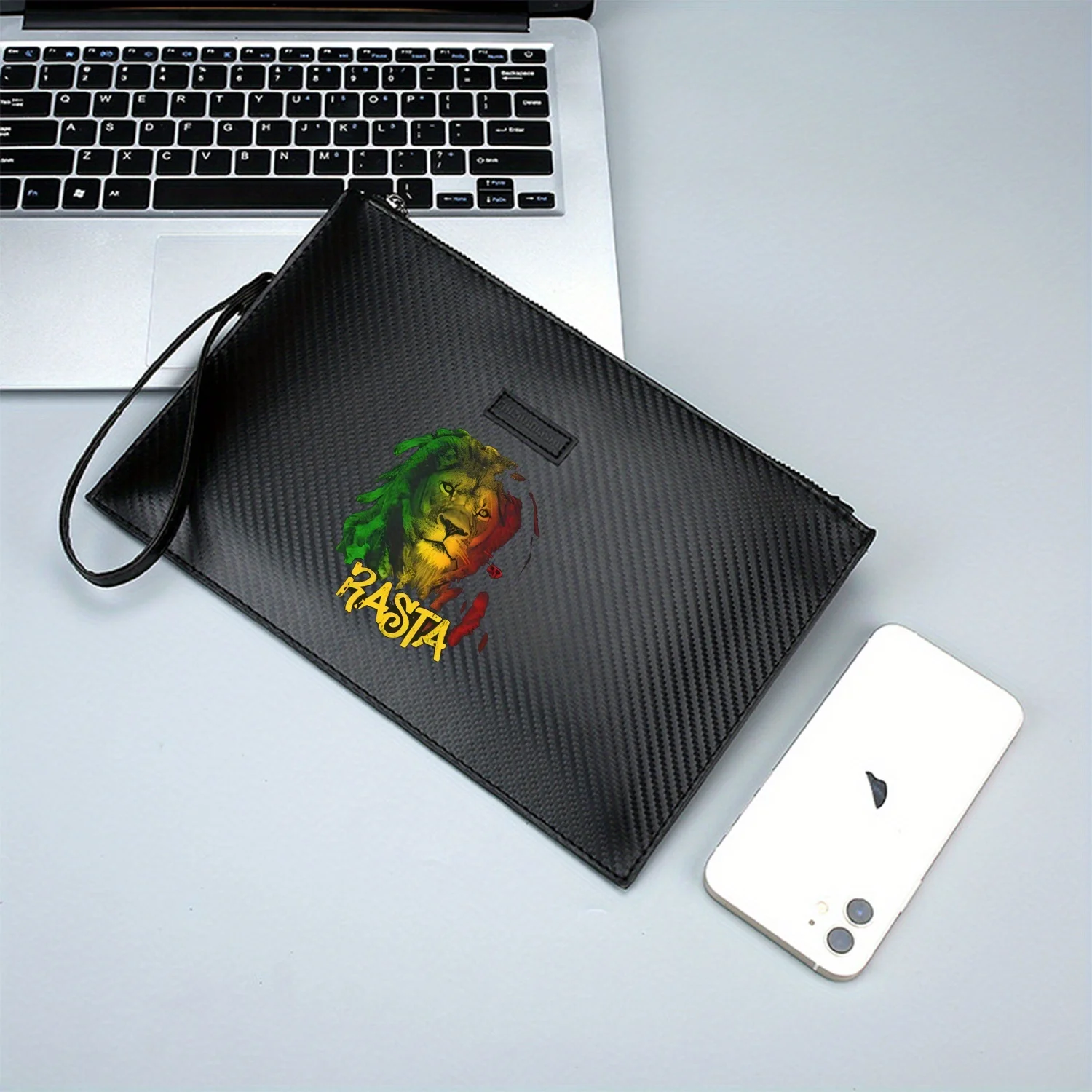 ثقافة الأسد راستافاري الجامايكي. تصميم الرأس. حقيبة يد رجالية أنيقة مطبوعة من البولي يوريثان عصرية وعملية للحمل اليومي
