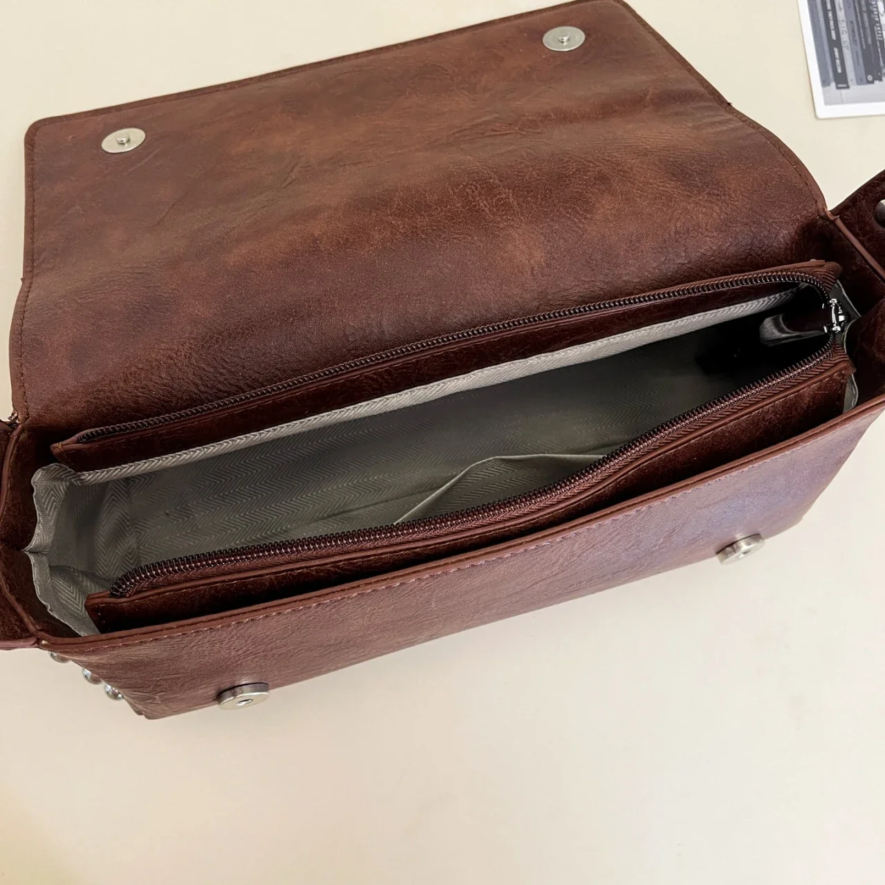 موضة الإبط حقائب اليد المسامير تصميم نصف القمر حقائب كتف 2025 الأسود الشرير نمط تحت الإبط حقيبة يد ومحفظة