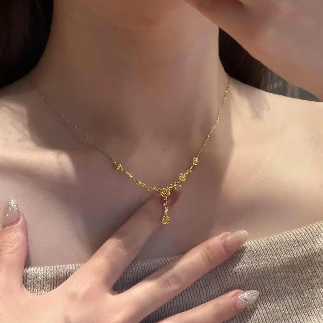 New Arrival Anti-Sutra Golden Rose Tassel Necklace Women's Elegant Exquisite High-Level Design Collarbone Chain for Girlfriend