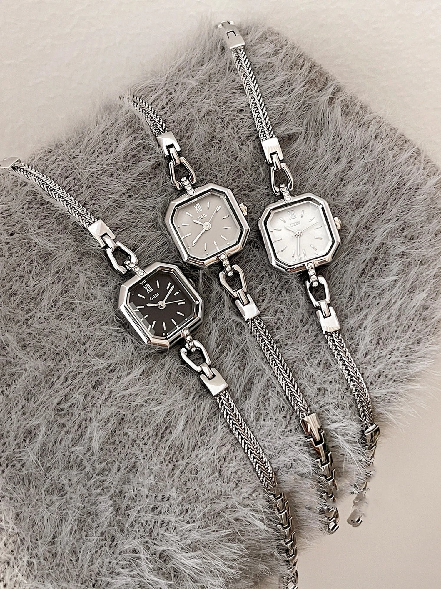 Elegant Luxe-Casual Women's Watch Water-Resistant, Square Dial, Bracelet Style; Exquisite Compact Quartz Women's Wristwatch Gift