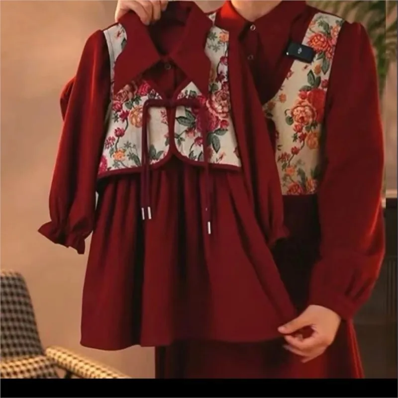 2026 الإبداعية الوالدين فستان طويل الأكمام فستان الصينية مشبك سترة فستان الوالدين فستان الطفل الفتيات/الأم فستان أحمر LJ016