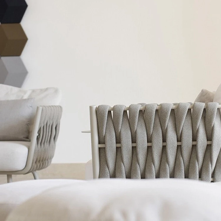 กลางแจ้งโซฟาสามคนครีมกันแดดกันน้ําโต๊ะกาแฟผสมระเบียงสวนพักผ่อนหวายโซฟาเฟอร์นิเจอร์