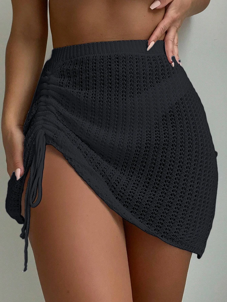 Modieuze en elegante korte rok voor zwembadfeest met uitgeholde bikini met trekkoord, gebreide korte rok, zomerstrand