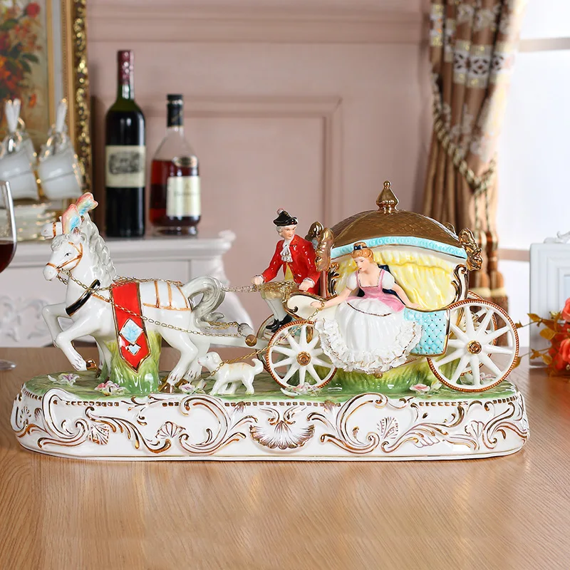 High-end European retro court luxury character ornament ceramic boutique horse-drawn carriage living room entrance TV cabinet de