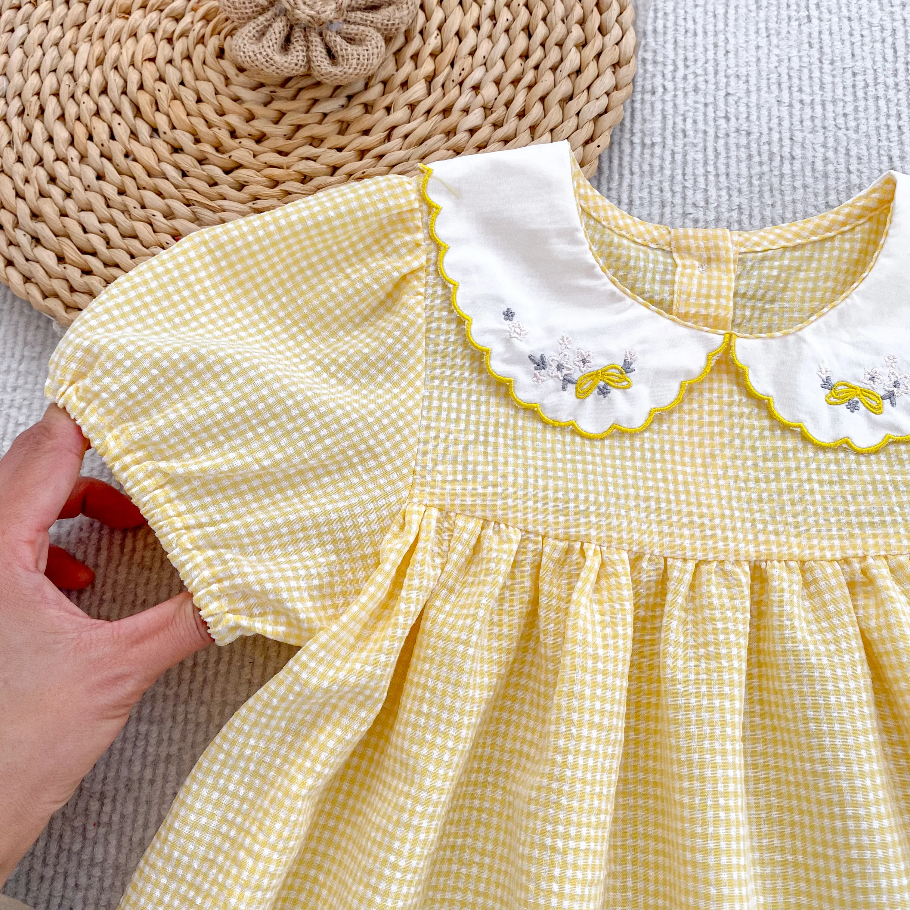 2026 Sommer 2-6 Jahre Kinder Karo-Süßes Partykleid 0-24 Monate Baby Mädchen Stickerei Kragen Kurzarm Body Gelbes Schwesterkleid – Detail 23