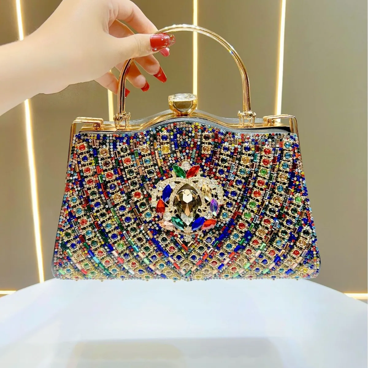 

New high-end light luxury diamond-encrusted handhand large-capacity women's messenger