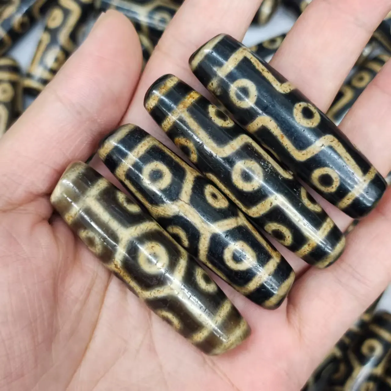 

10pcs/lot natural agate dzi wholesale Millennium Ancient Pearl Wear hole pattern old Weathered Horseshoe amulet folk-custom diy