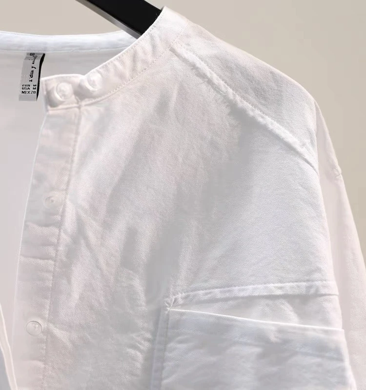 Luźna koszula damska z czystej bawełny, stójka, biała, luźny krój, moda damska, letnia, długa, zapinana na guziki.