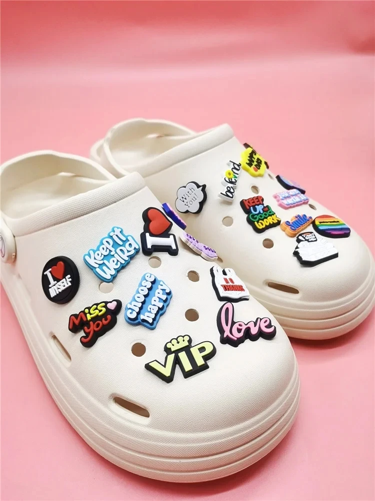 Schöne Slogan Schuh Charms Dekorationen Clog Ornamente PVC Schnalle Dekor lustige Schuhe Zubehör passen Frauen Blase Sandalen Kinder Geschenk