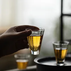 小さな中国のティーカップ,オリジナル,中国のvodka,ボトル,soju,長いショット,白いエクステリア,ミニチュア,ワイングラス