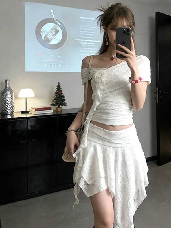 

Летний комплект для женщин: топ с эффектом утяжки талии и асимметричная юбка с высокой талией, создающие стильный и пикантный образ.