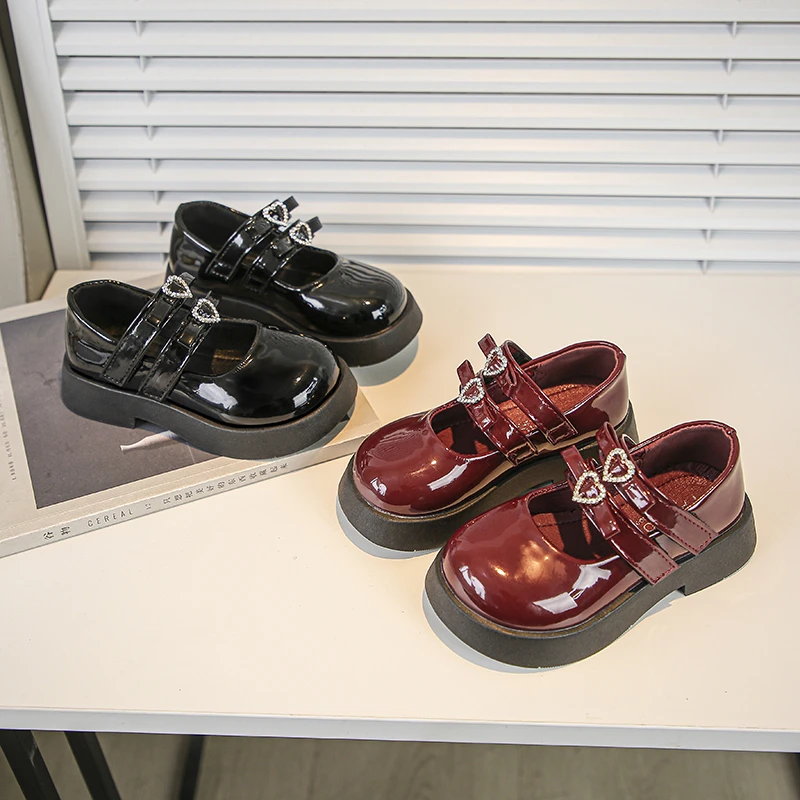 2025 موضة جديدة أنيقة فتاة الأميرة أحذية تنوعا الاطفال السببية ماري جين أحذية لامعة عدم الانزلاق الأطفال أحذية من الجلد