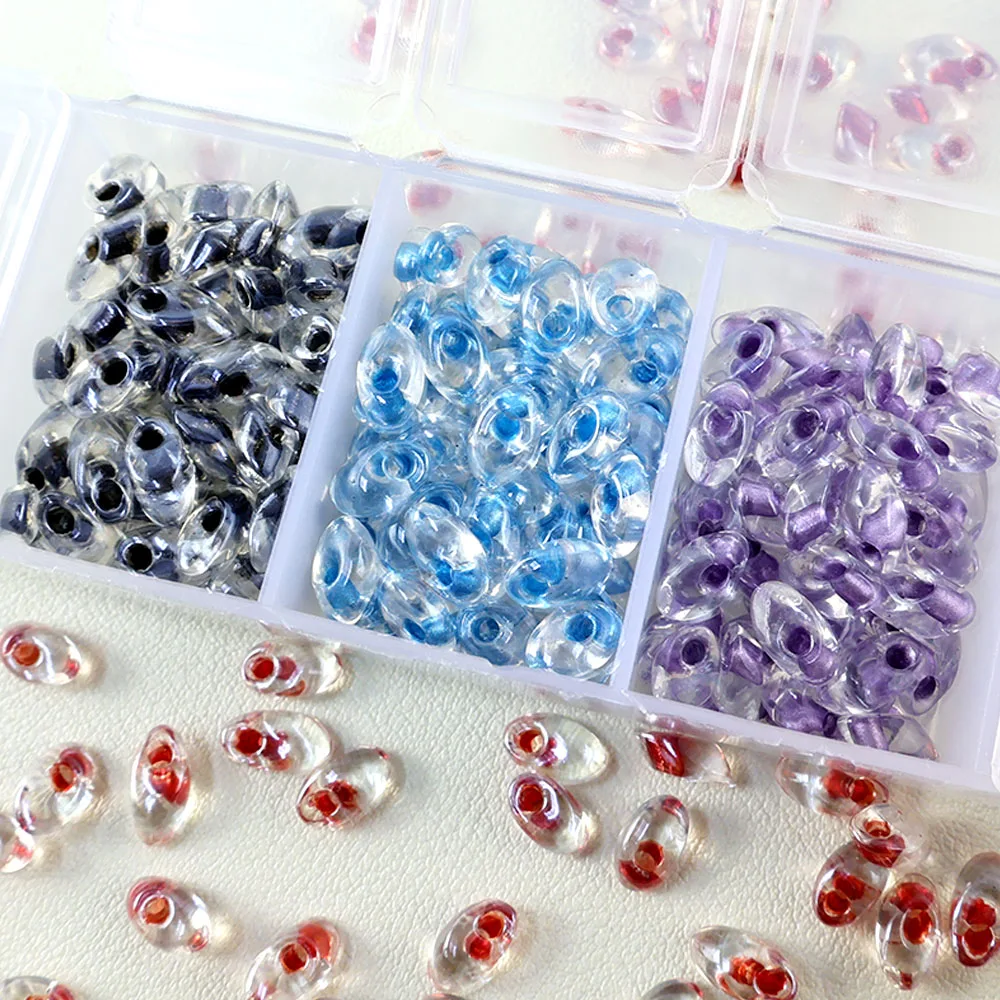 Perles MiyukiLong Magatama transparentes teintées, importées du Japon, utilisées pour la fabrication de bracelets et divers accessoires de bijouterie.