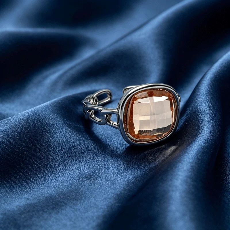 Bague ouverte en cristal taille coussin bicolore or et argent, bijou délicat style Instagram aux tons neutres et confortables, pour tenue décontractée et week-end