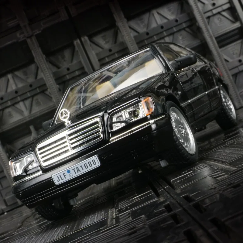 

1:24 Mercedes-Benz W140 S320 alloy car model ornaments retro classic car toy boy door and hood trunk can be opened.