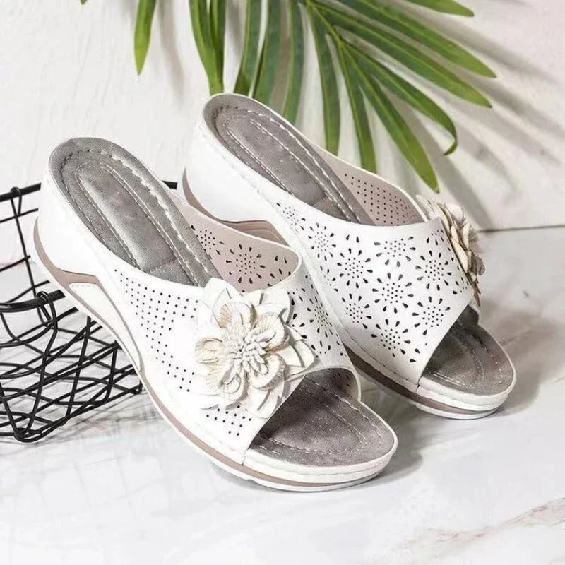 Summer Women Slippers Platform Female Sandals Fashion Flower Hollow Wedge Beach Shoes for Women Lightweight Slip on Footwear 슬리퍼