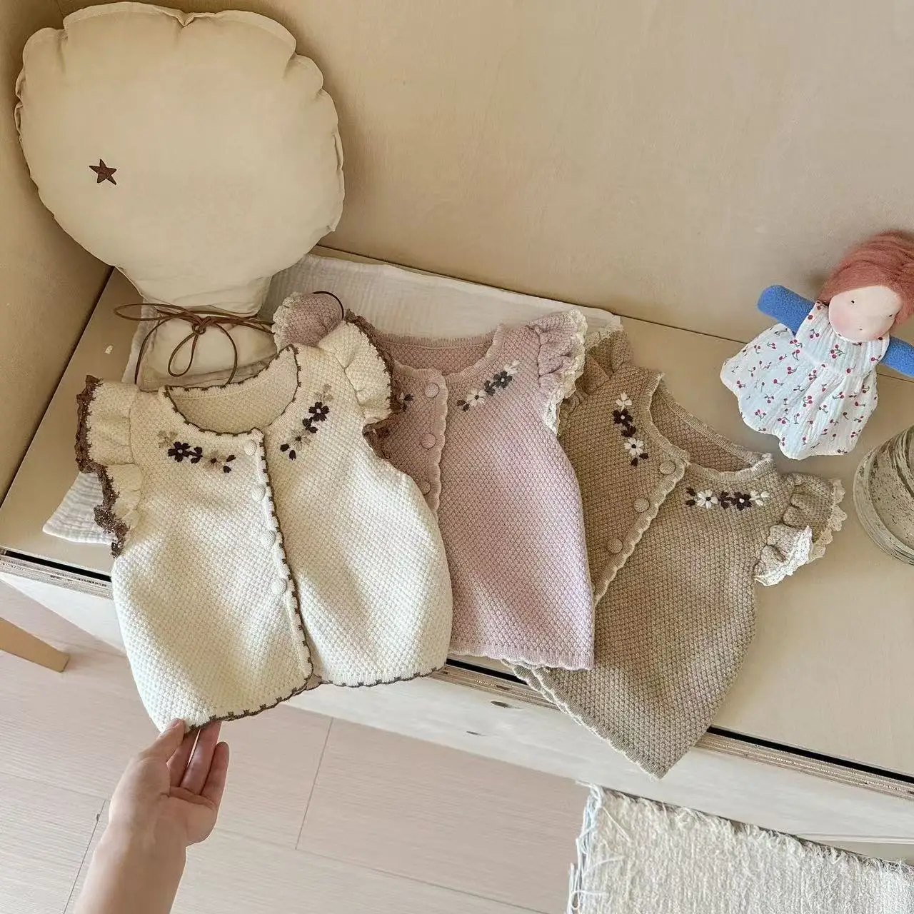 

Original Innovative Solid Colour Embroidery Waistcoat Wooden Ear Sleeve Vest Models Children's jumper 2025 Autumn Winter