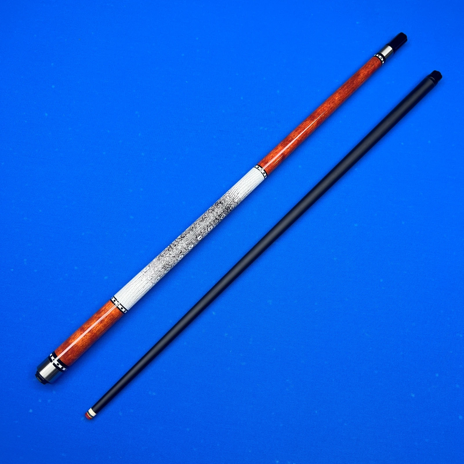 

Кий для бильярда из стекловолокна с низким уровнем деформации, цветной наконечник 12,5 мм, обмотка из натурального дерева с тиснением, соединение из нержавеющей стали на 8 штифтов