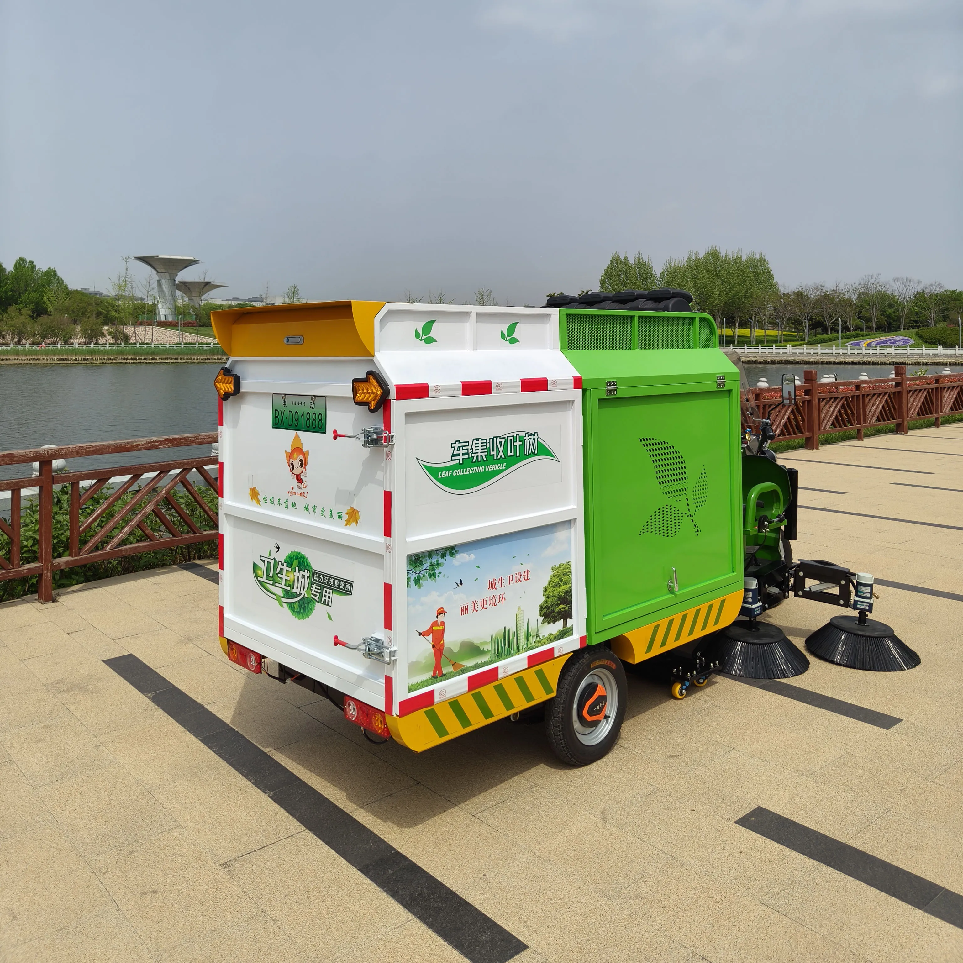 Oil-electric Multi-functional Water Sprinkler Road Sweeper Truck New Energy Leaf Collection Vehicle 120-250cm Cleaning Width view 3