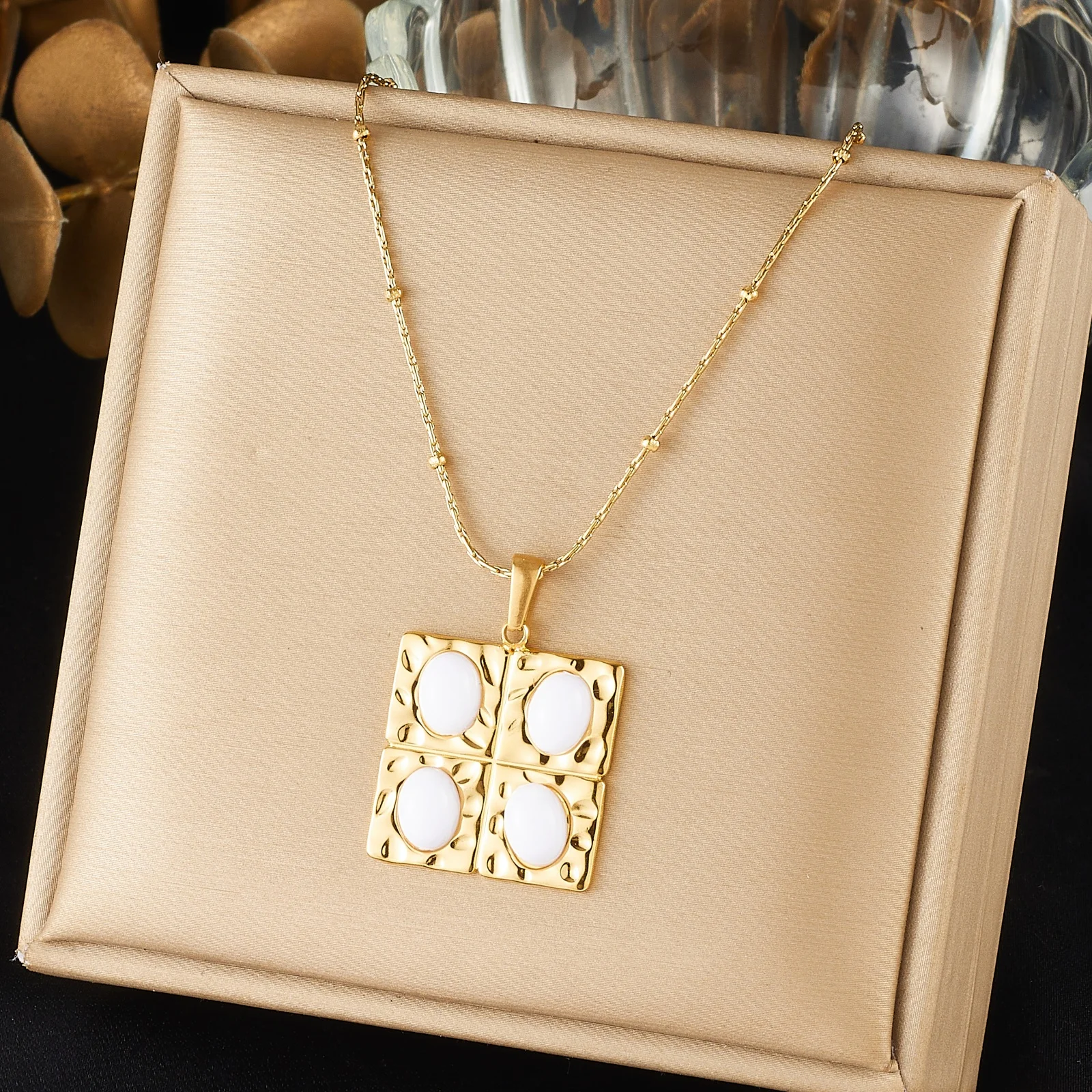 Wunderschöne quadratische Halskette aus Edelstahl mit eingelegtem weißem ovalem Naturstein-Anhänger für Frauen, wasserdichter Schmuck, Geschenk