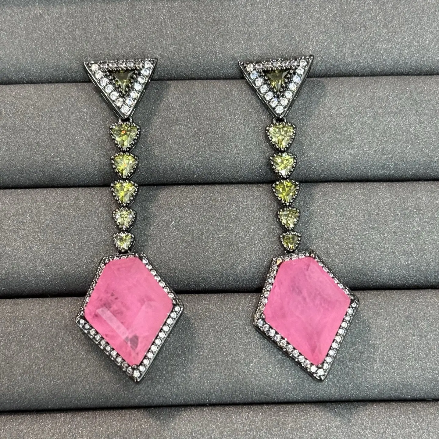boucles-d'oreilles-pendantes-geometriques-en-losange-incrustees-de-zircon-en-forme-de-cœur-et-de-pierres-precieuses-multicolores-bijoux-de-luxe-pour-femmes-ideales-pour-les-soirees