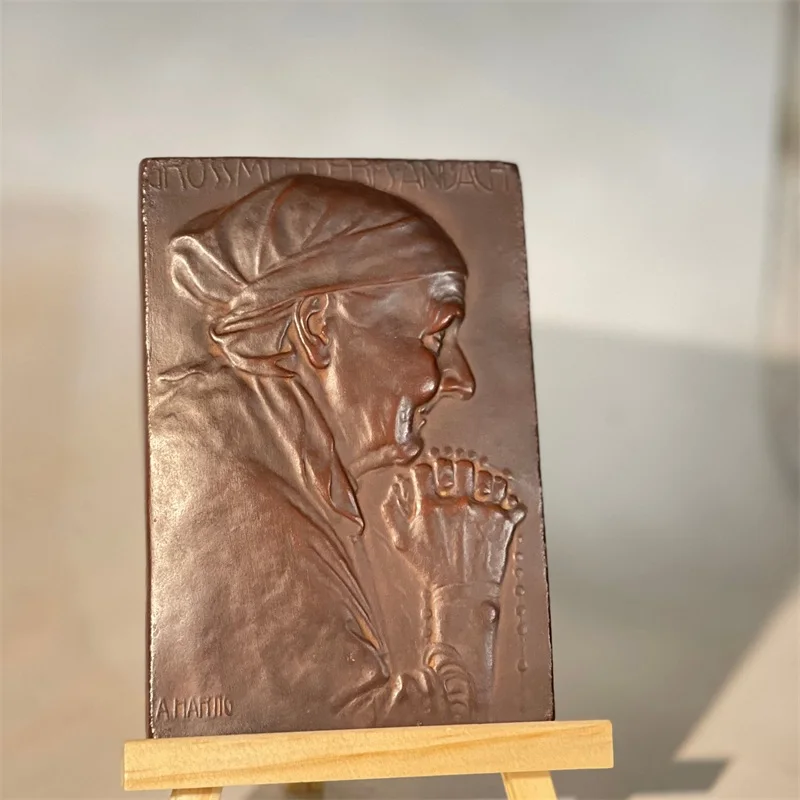 A replica of the European-style figure relief sculpture 