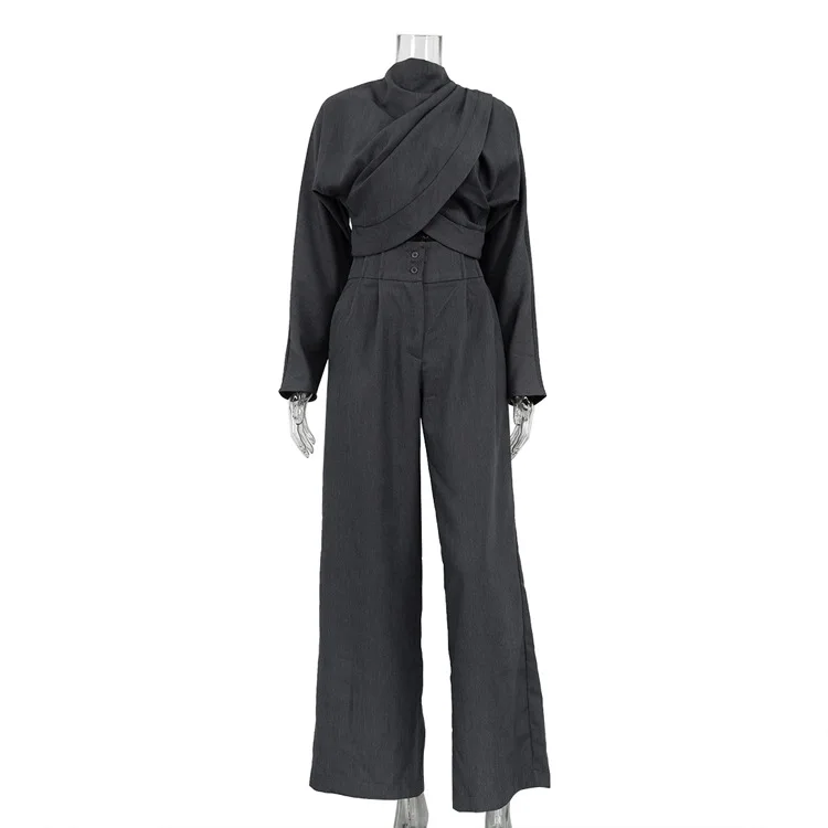 ชุดสูทผู้หญิงสไตล์ลำลอง ดีไซน์ไขว้ทันสมัย เสื้อแขนยาว จับคู่กับกางเกงขายาวทรงกว้าง สีพื้นเรียบง่าย