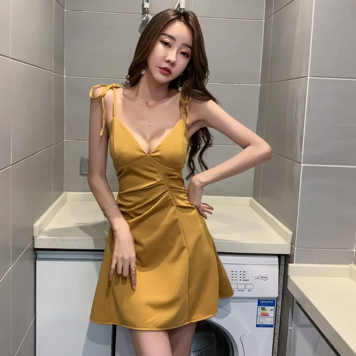 Temperamento donna nuova estate sottile scollo a V sexy abito corto con bretelle