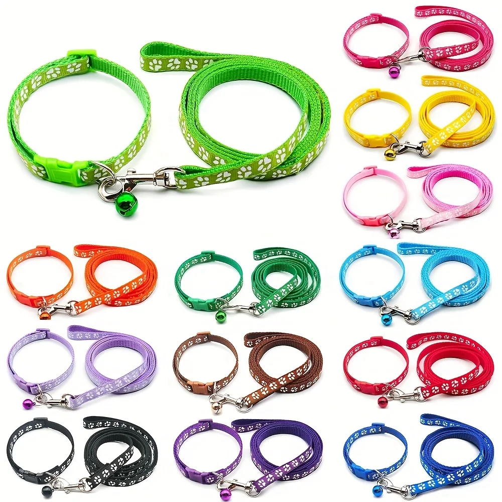 Adorable ensemble collier et laisse pour chien imprimé patte – Nylon durable, ajustement confortable avec cloche – Parfait pour les promenades et l'entraînement quotidiens élégants.