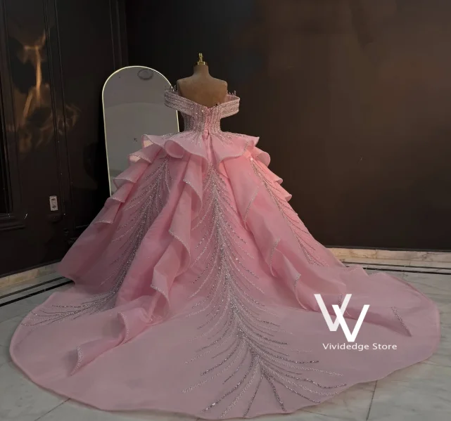 Luxury Sweet 16 Pink Quinceanera Dress Off‑Shoulder Silver Beading Feather Pattern Glitter Tulle Ball Gown Customized שמלת ערב ל