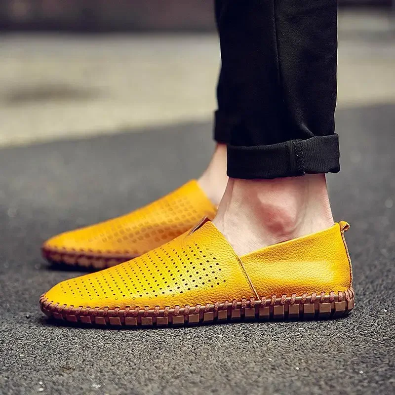 Sepatu pria 2024 baru musim panas kulit sapi Moccasins kulit asli dasar lembut sepatu Slip-on